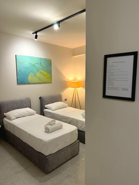 Postel nebo postele na pokoji v ubytování STAY-FIVE rooms & apartments