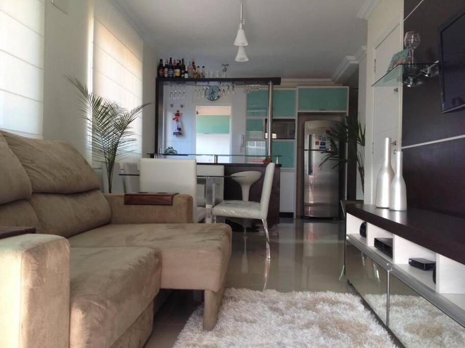 Η κουζίνα ή μικρή κουζίνα στο Apartamento próx ao mar, ao píer O Porto, Hard Rock Café e ao Calçadão Meia Praia