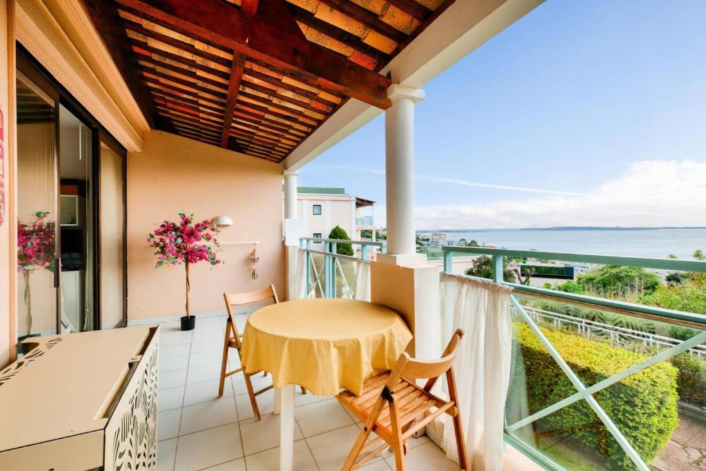 un balcon avec une table et des chaises et une vue sur l'océan dans l'établissement Résidence Cannes Villa Francia - maeva Home - Appartement climatisé avec vue mer 2 pièces 4 personnes - Prestige - super Home MAE-2644, à Cannes