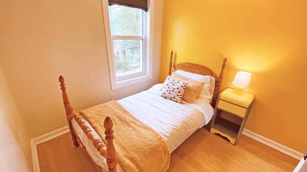 Postel nebo postele na pokoji v ubytování KingstonStays Happy House, Free Parking, Downtown