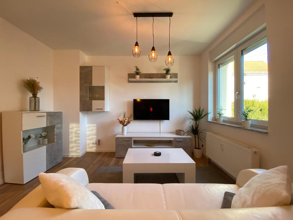 Kuchyň nebo kuchyňský kout v ubytování HOCHWERTIGE Ferienwohnung mit 7qm Balkon, Netflix, Kaffeeautomat, RainShower Bad