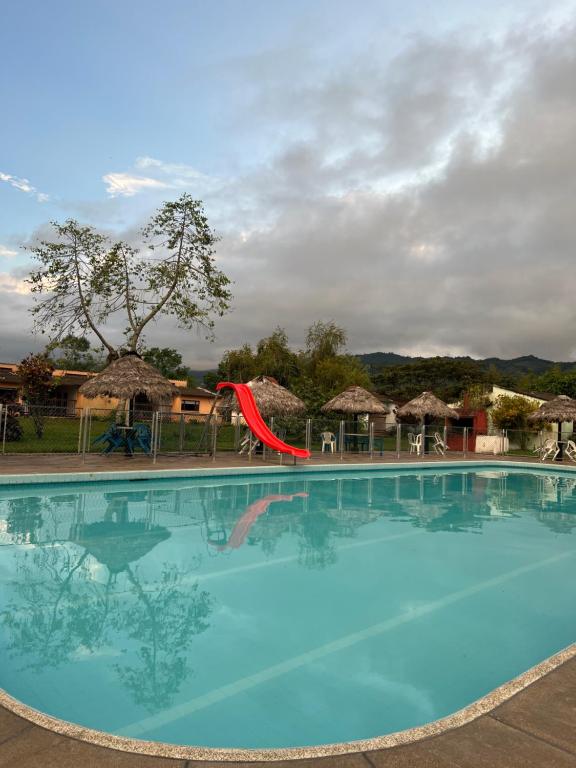 Bazén v ubytování Tacuara Hotel nebo v jeho okolí