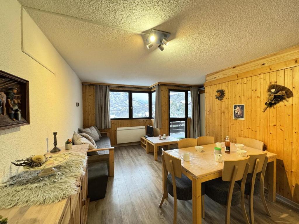 Posezení v ubytování Résidence Les Melezes - Appartement spacieux · Vue dégagée sur la montagne · Balcon Ouest MAE-0404