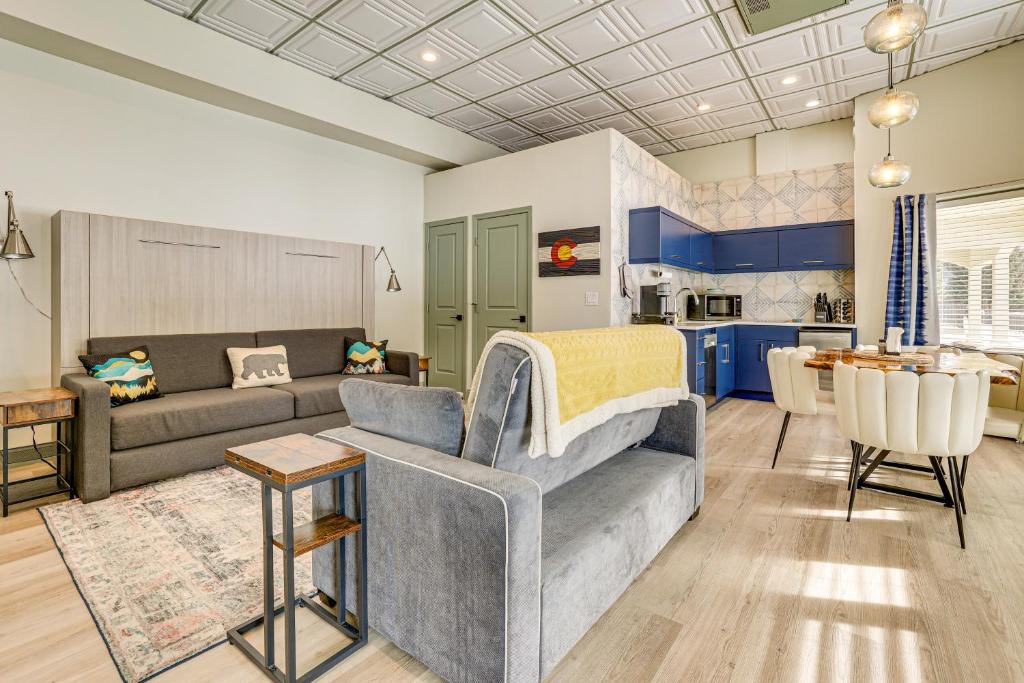 Keystone Lake Haven Heated Pool and Ski Shuttle! في كيستون: غرفة معيشة مع أريكة ومطبخ