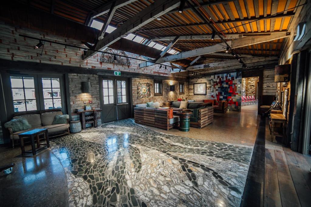 Area soggiorno di The Headwaters Eco Lodge