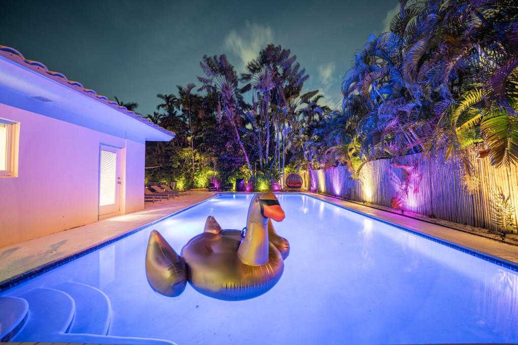 una piscina con dos patos de goma. en New Luxury Villa Delilah Biscayne Park, en Biscayne Park