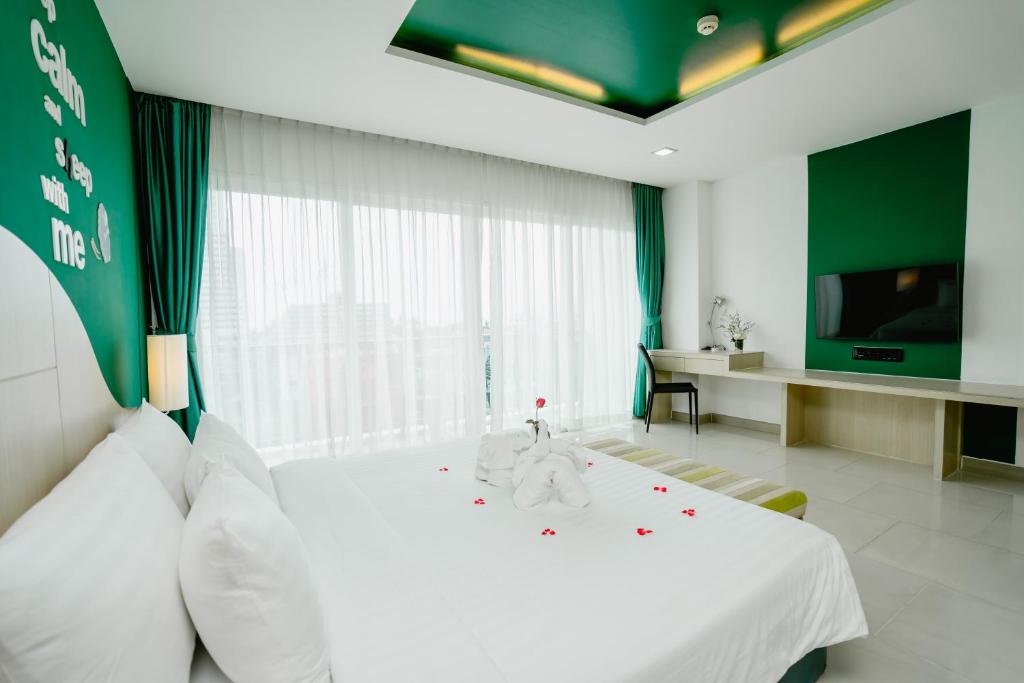 TV a/nebo společenská místnost v ubytování SLEEP WITH ME HOTEL design hotel @ patong (SHA Plus+)