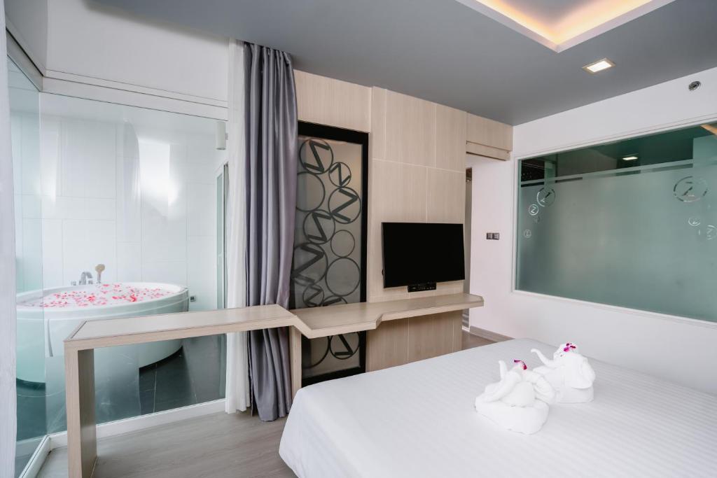 SLEEP WITH ME HOTEL design hotel @ patong (SHA Plus+) - Resim 38