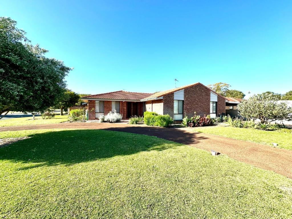 a house with a large lawn in front of it at Bignell Family Home-Stay in Broadwater