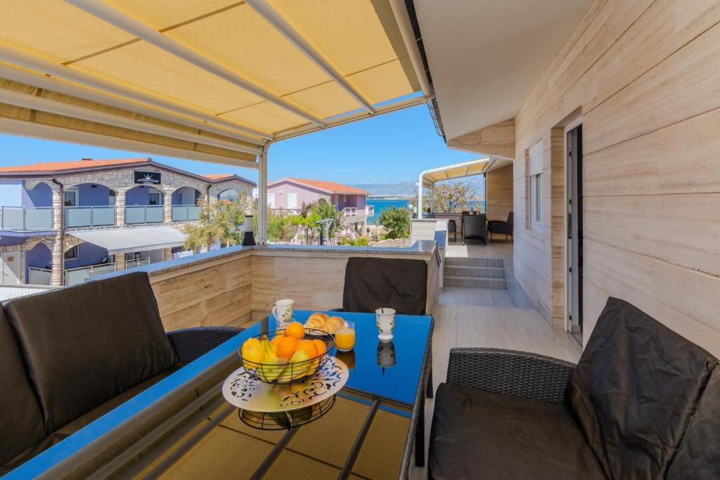 Balkon lub taras w obiekcie Apartments by the sea Vir - 18591