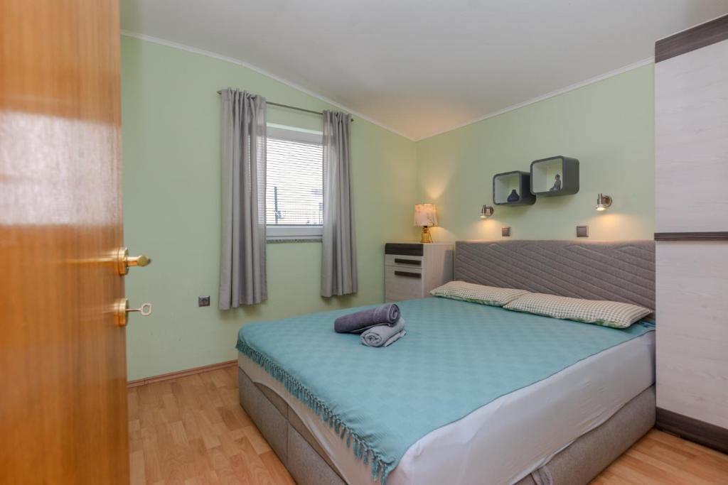 Posteľ alebo postele v izbe v ubytovaní Apartments with parking spaces Vir - 18517
