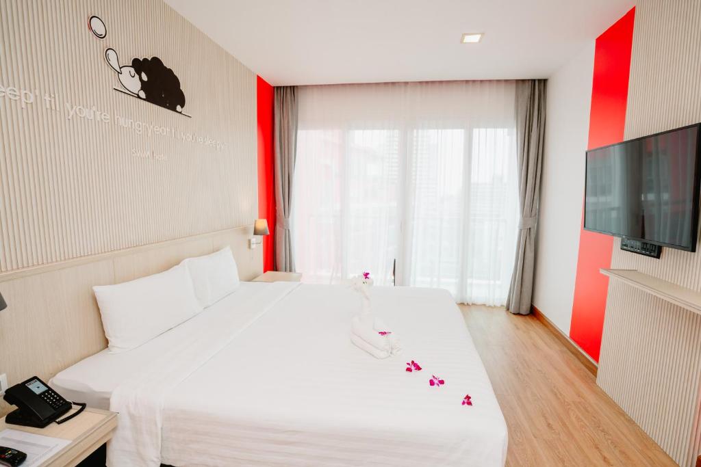Postel nebo postele na pokoji v ubytování SLEEP WITH ME HOTEL design hotel @ patong (SHA Plus+)