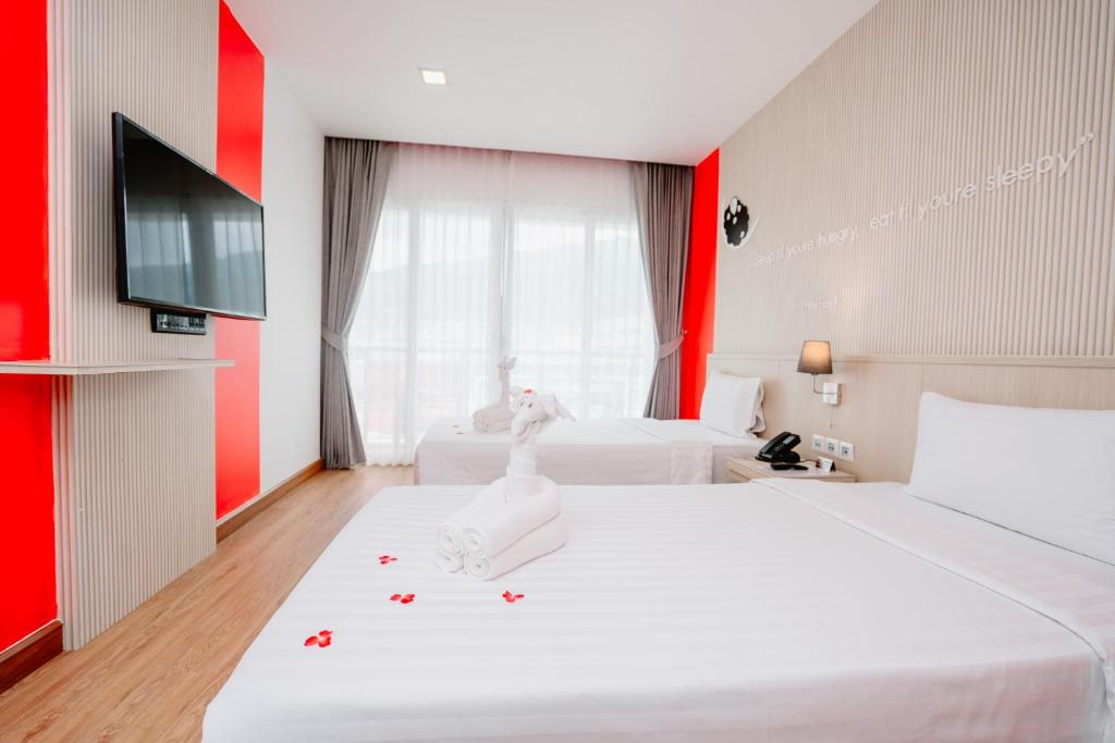 Postel nebo postele na pokoji v ubytování SLEEP WITH ME HOTEL design hotel @ patong (SHA Plus+)