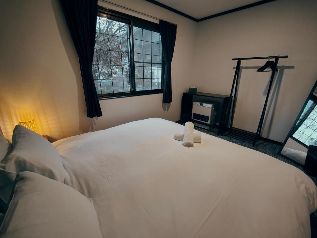 Postel nebo postele na pokoji v ubytování Hotel Foxtrot Hakuba