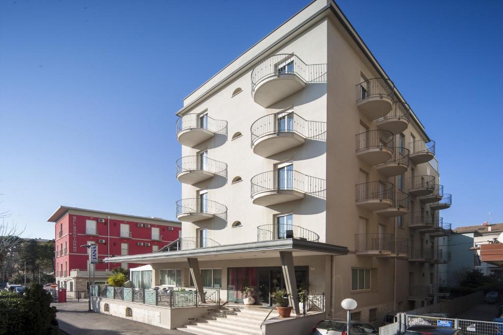 budynek z balkonami po jego stronie w obiekcie Hotel Jana w Rimini