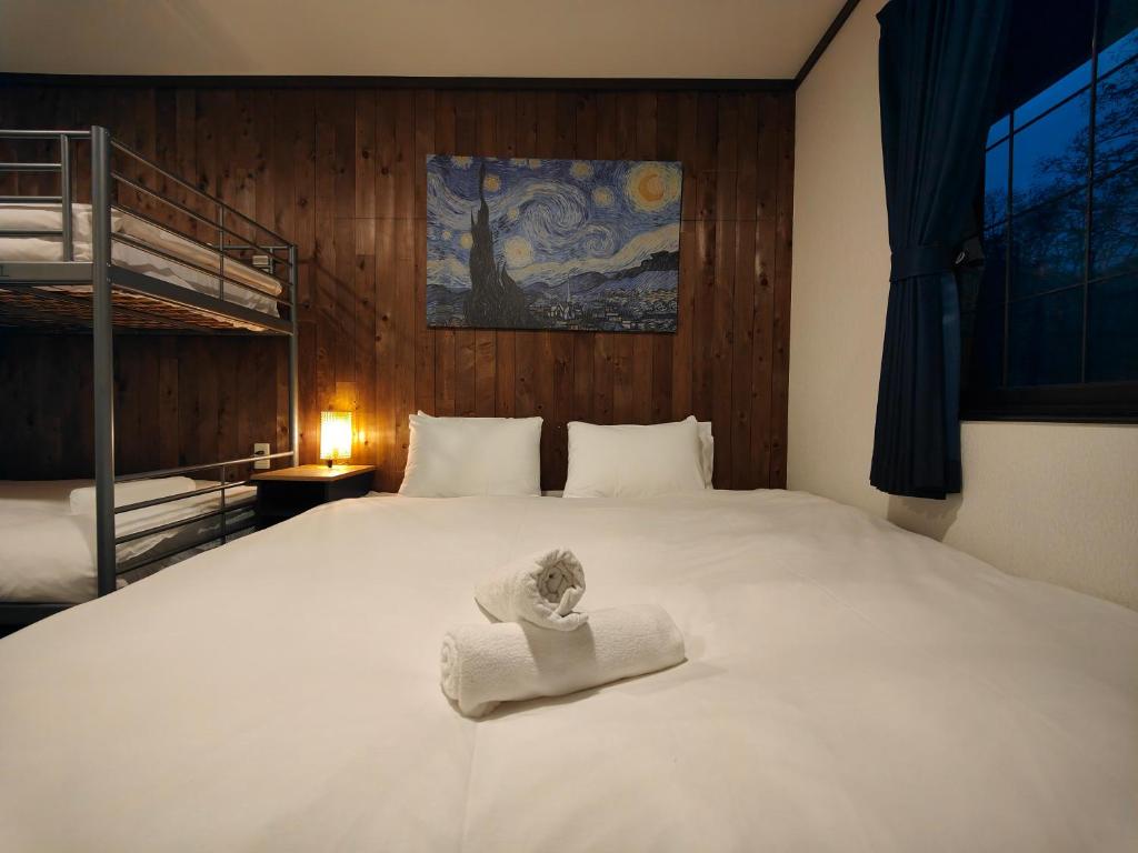 Postel nebo postele na pokoji v ubytování Hotel Foxtrot Hakuba