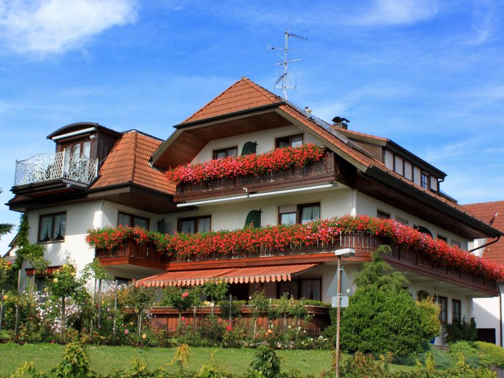 dom z kwiatami na boku w obiekcie Gästehaus Mayer-Bartsch w mieście Meersburg