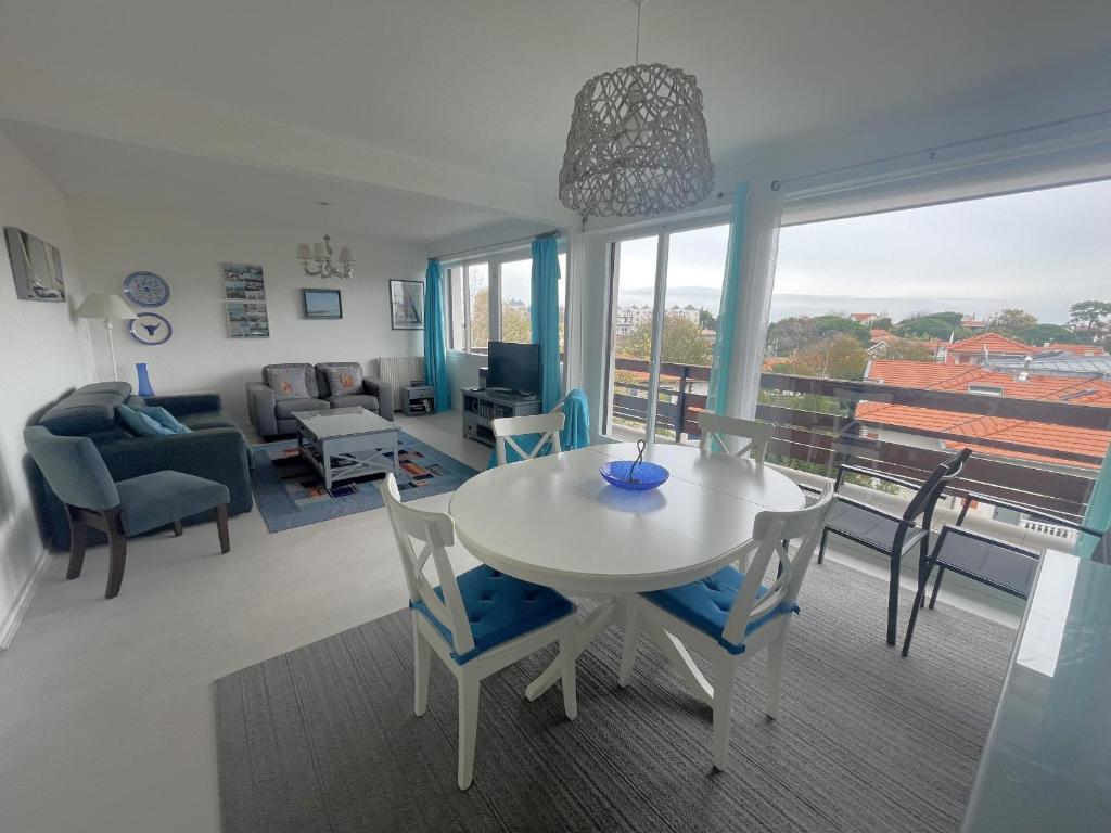 T2 Confortable avec Balcon, Parking et Équipements, Centre Arcachon, Proche Plage et Casino