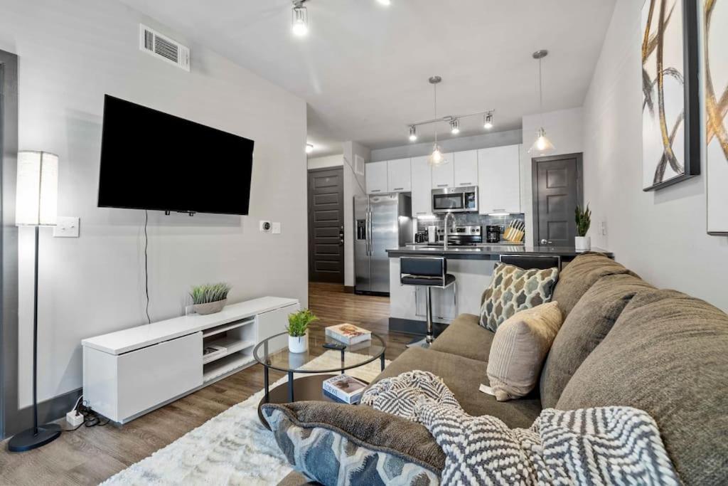 Η κουζίνα ή μικρή κουζίνα στο Modern 1BR Retreat Pool Free Wi-Fi Free Parking