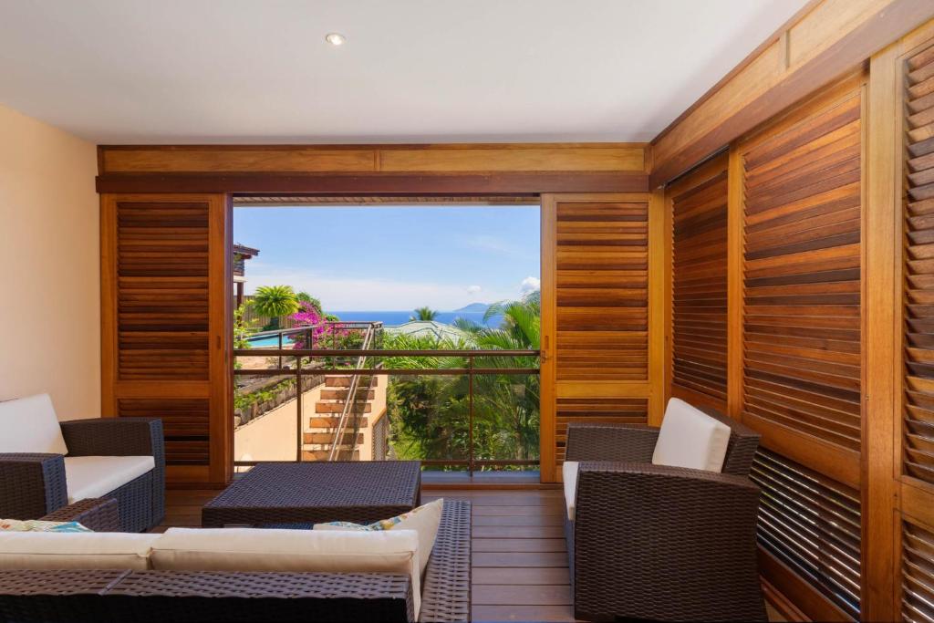 Parveke tai terassi majoituspaikassa Magnificent 5 Br Villa with pool: amazing views