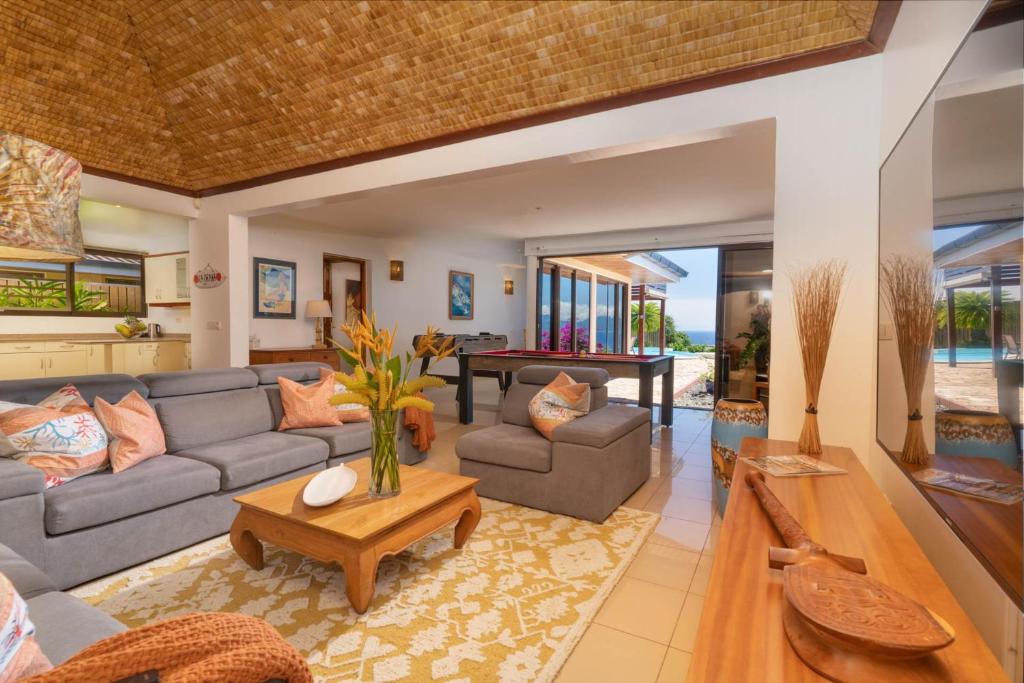 Oleskelutila majoituspaikassa Magnificent 5 Br Villa with pool: amazing views