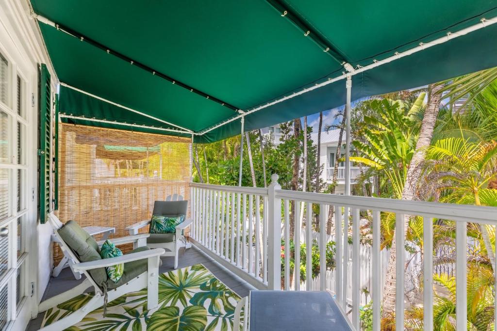 Balkón nebo terasa v ubytování Southard Getaway by AvantStay w Covered Patio Great Location Shared Pool Week Long Stays