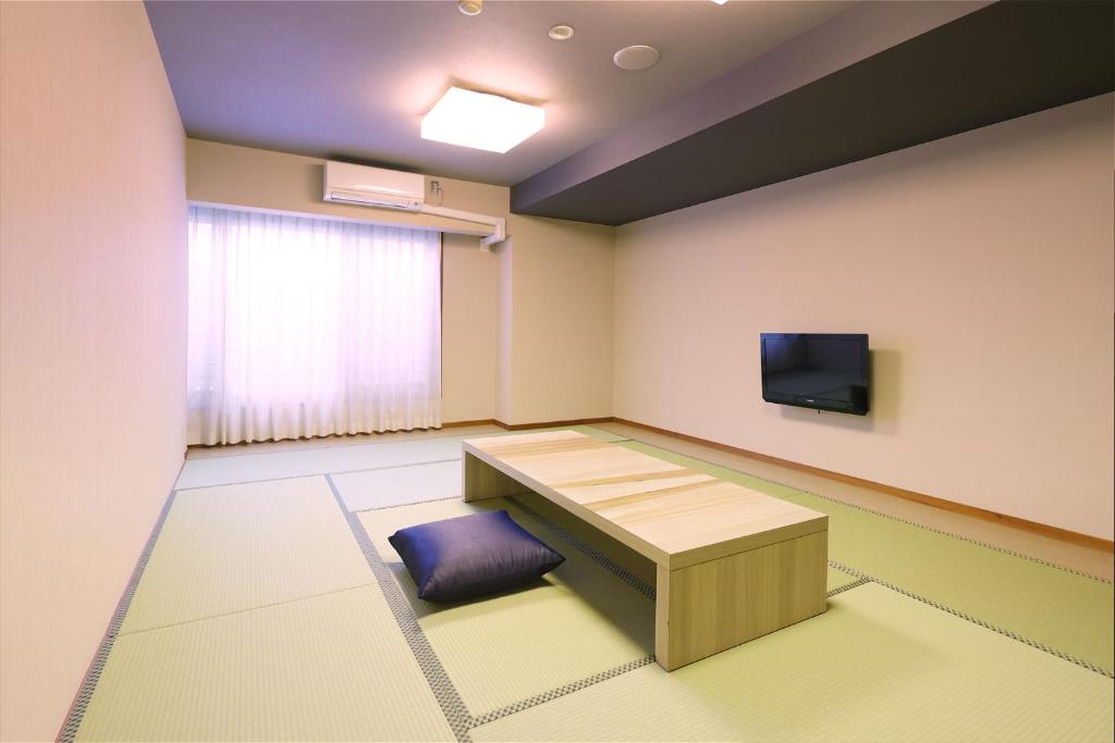 TV a/nebo společenská místnost v ubytování Ooedo Onsen Monogatari Premium Atami