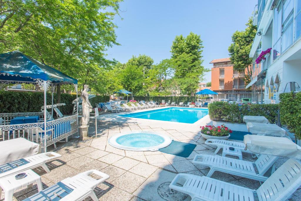 Basen w obiekcie Hotel Gioiello lub w pobliżu