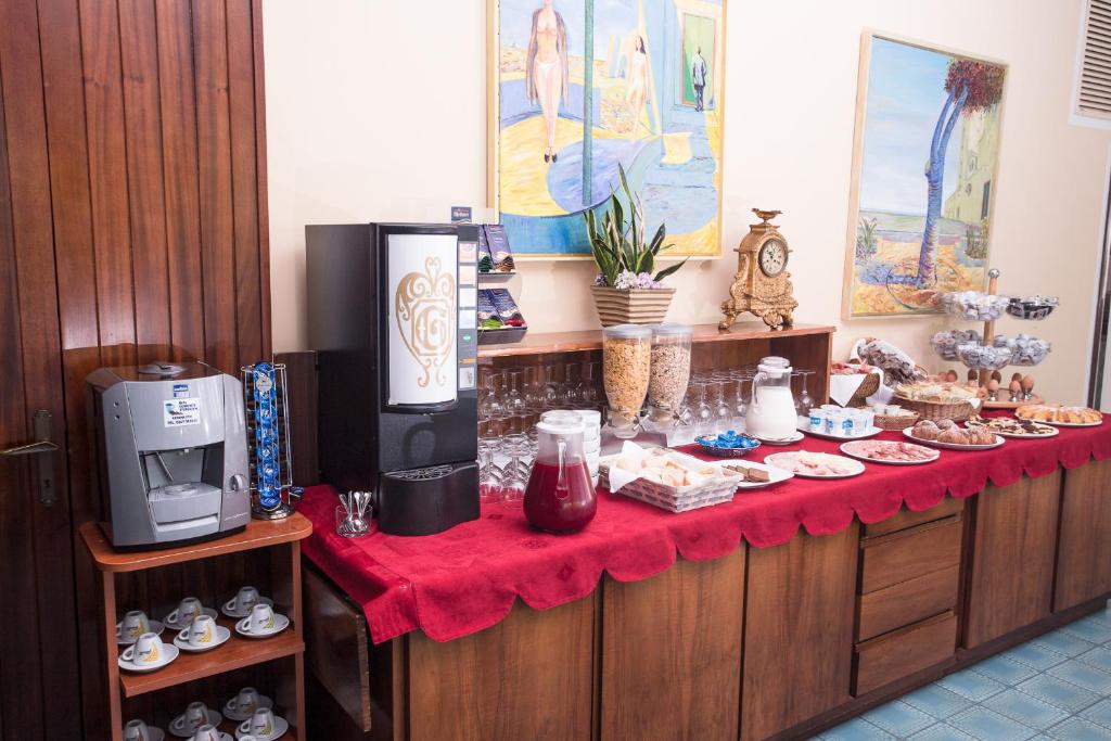 Zestaw do parzenia kawy i herbaty w obiekcie Hotel Gioiello