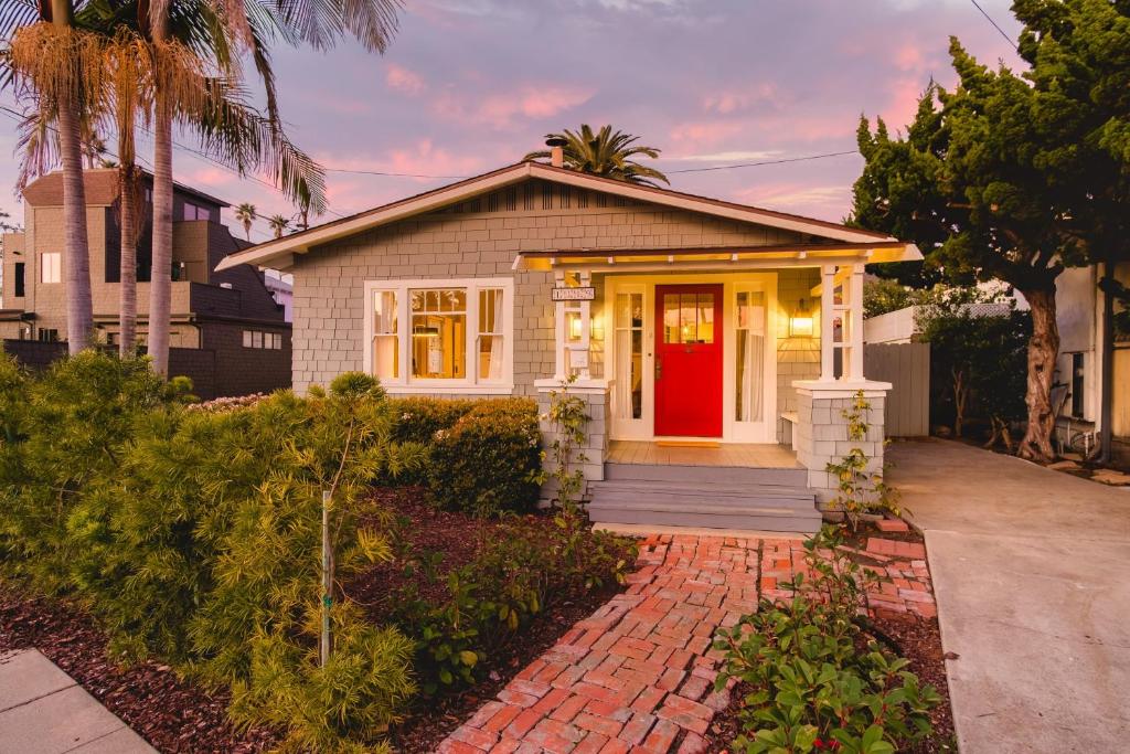 Topaz By AvantStay Adorable Cottage Walking Distance to Beach w Large Patio - Three-Bedroom House