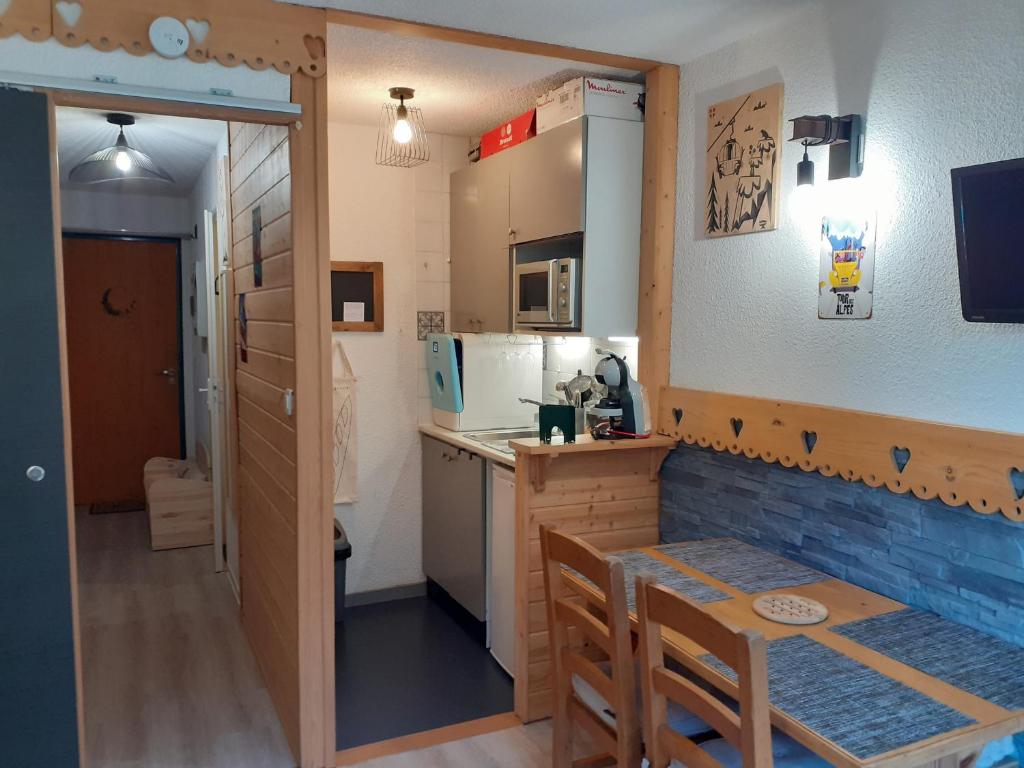 a small kitchen with a small table and a small kitchen with a dining room at Studio cosy 3 pers à Valfréjus, téléphérique à 20m, animaux admis - FR-1-561-86 in Valfréjus