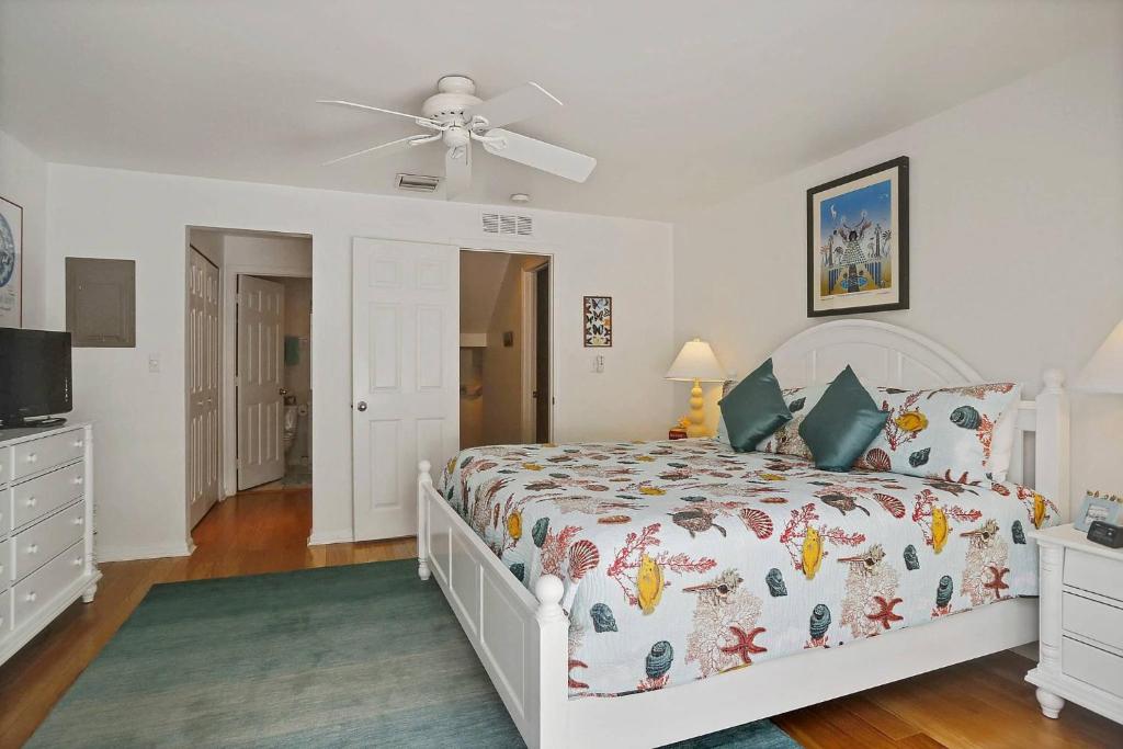 Postel nebo postele na pokoji v ubytování Key West Found by AvantStay Close to Shops w Patio Shared Pool Week Long Stays Only