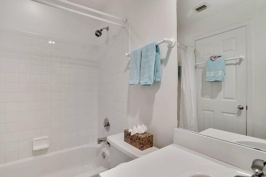 Koupelna v ubytování Key West Found by AvantStay Close to Shops w Patio Shared Pool Week Long Stays Only