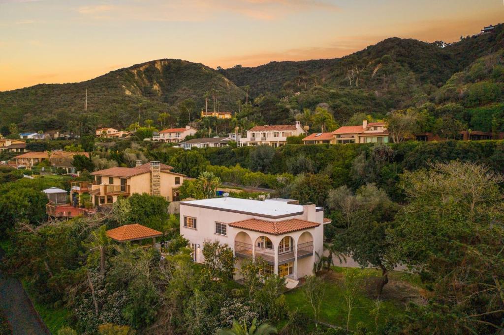 Villa Valencia by AvantStay Entertainers Dream w Outdoor Kitchen Spa Views - Four-Bedroom House