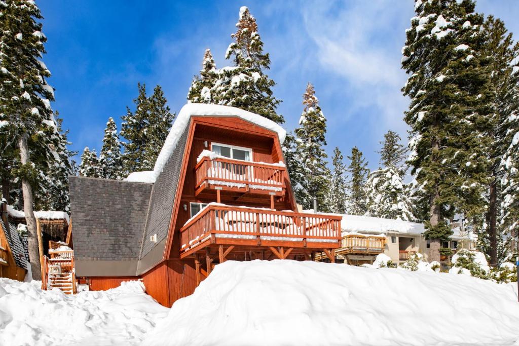 Chickadee by AvantStay Modern A-Frame Cabin v zimě