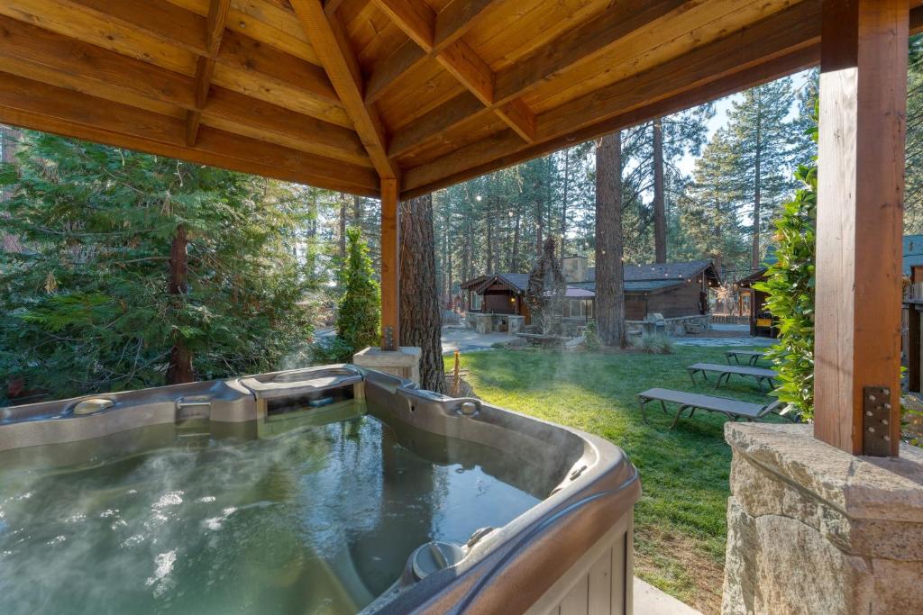 Сад в Lake Star by AvantStay Hot Tub Walk to Beach