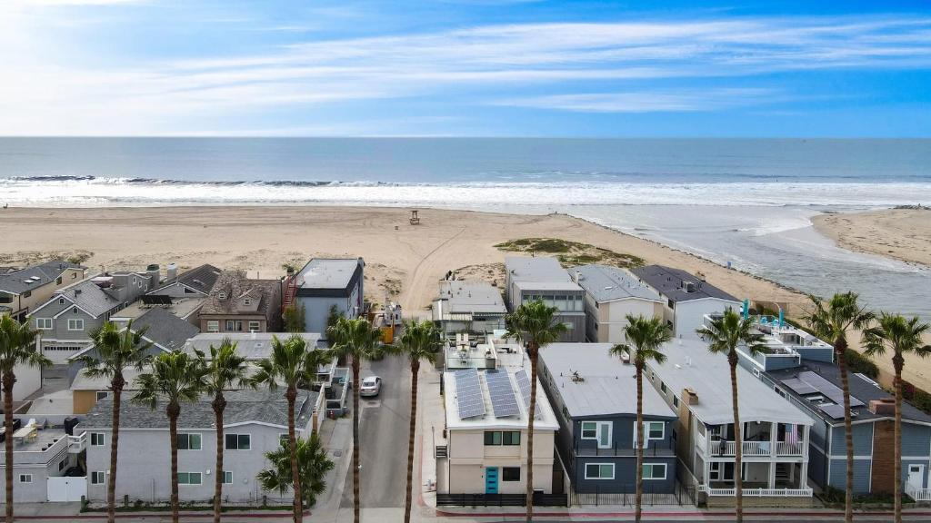 an aerial view of a beach with houses and palm trees at Velvet Sand II by AvantStay Steps to Newport Beach in Newport Beach