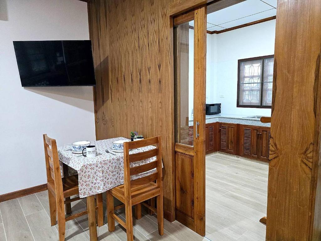 TV a/nebo společenská místnost v ubytování Mira Mare Resort Koh Samui