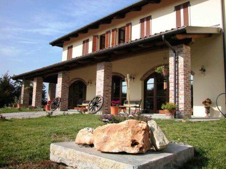 ein großer Felsen vor einem Haus in der Unterkunft La Madonnina Agriturismo Dorè in Alba
