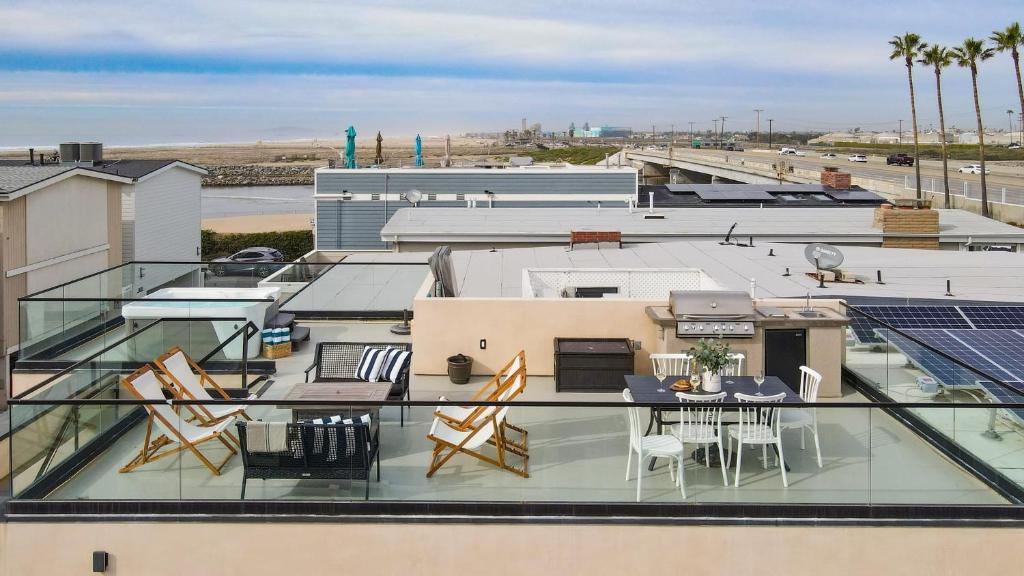 eine Luftansicht eines Hauses mit Dach in der Unterkunft Velvet Sand Buyout by AvantStay Steps to Newport Beach Sleeps 22 in Newport Beach
