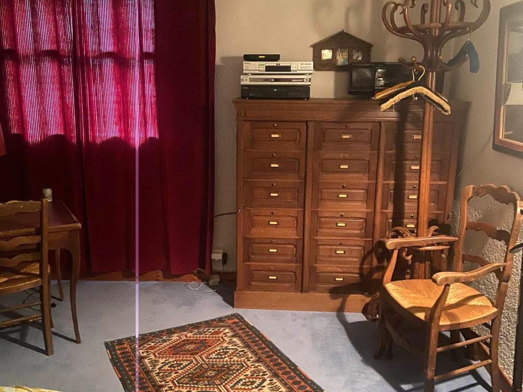 - un salon avec une commode, une table et des chaises dans l'établissement Studio - 3 Pers - Centre de Val d'Isère - Pied des Pistes - WIFI & TV - Cuisine équipée - FR-1-519-38, à Val dʼIsère