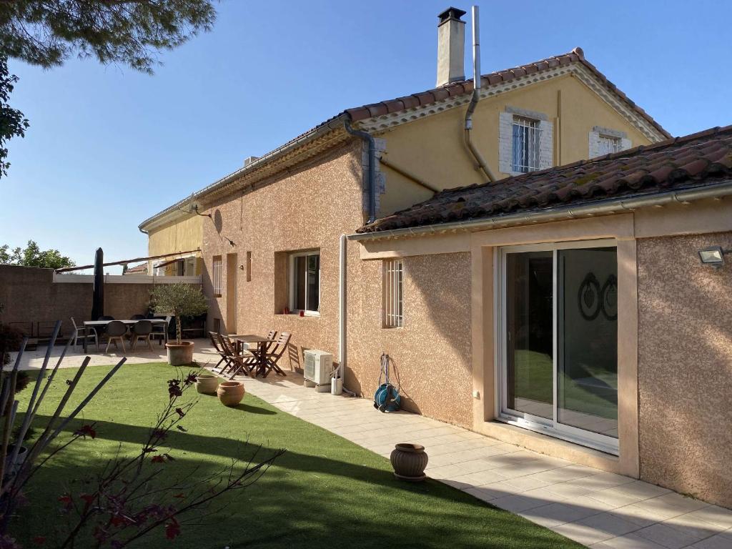 une maison avec un jardin et une terrasse dans l'établissement Balaruc-les-Bains: Appartement spacieux avec jardin, clim, parking et wifi - FR-1-553-280, à Balaruc-les-Bains