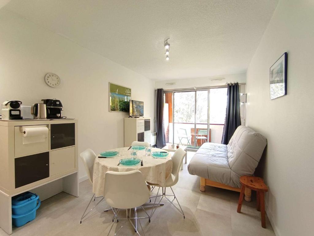 un salon avec une table et une chaise dans l'établissement Studio cosy pour 4 avec balcon et parking à Saint-Lary-Soulan - FR-1-457-360, à Saint-Lary-Soulan