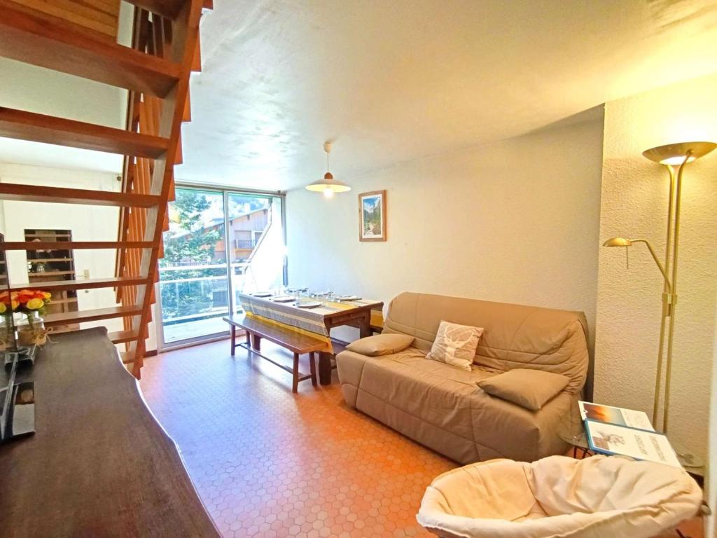 un salon avec un canapé et une table dans l'établissement Duplex T3 6 pers - Saint-Lary-Soulan avec TV, parking, casier à skis - FR-1-457-352, à Saint-Lary-Soulan