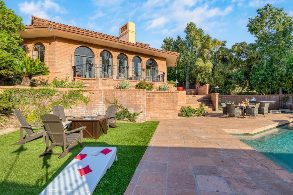 スコッツデールにあるDiamondback by AvantStay Luxury Retreat Poolの裏庭(プール、家あり)