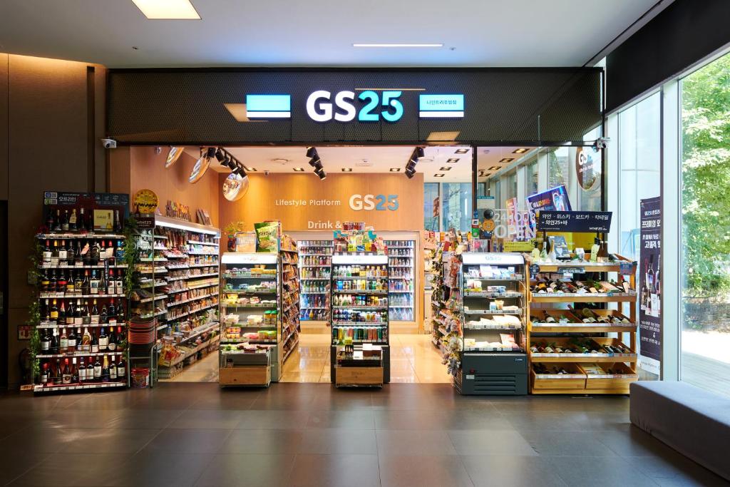 Supermarket nebo jiné obchody v  hotelu nebo okolí