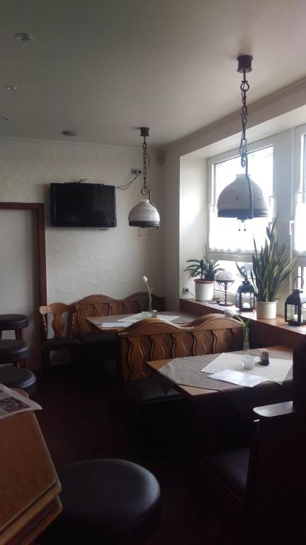 TV a/nebo společenská místnost v ubytování Hotel am Schenkelberg