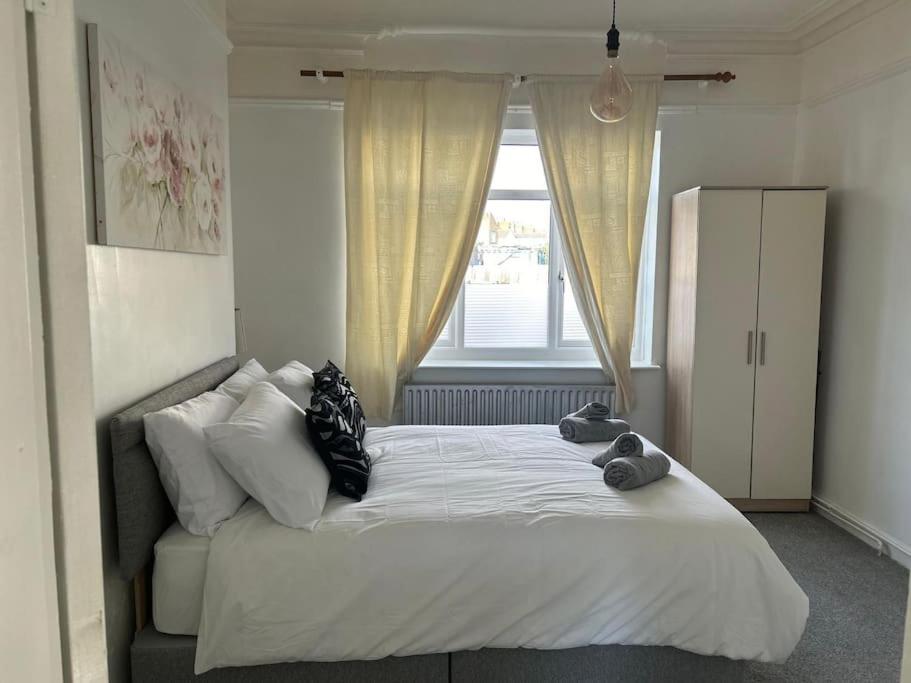 sypialnia z dużym łóżkiem i oknem w obiekcie Spacious Grimsby Contractor Friendly Home Sleeps 12 and Free Parking w mieście Grimsby