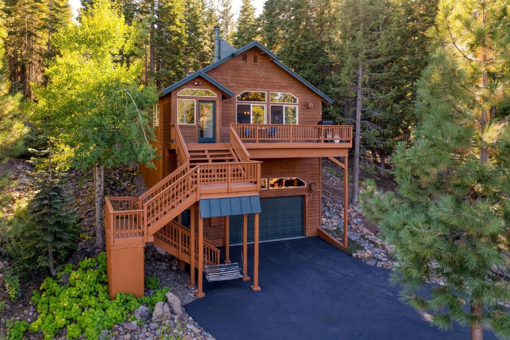 Zahrada ubytování Golden Summit by AvantStay Stunning Secluded Cabin w Access to Tahoe Donner