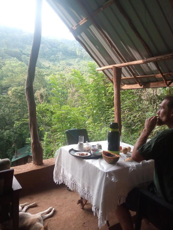 Hosté ubytování Knuckles Off-Grid Cabin With Waterfall View